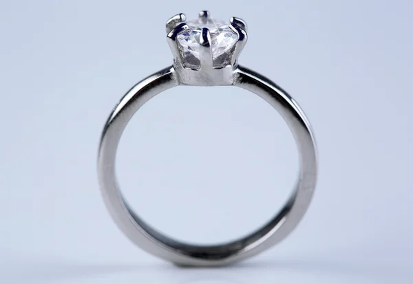 Hermoso anillo de diamantes sobre fondo claro —  Fotos de Stock