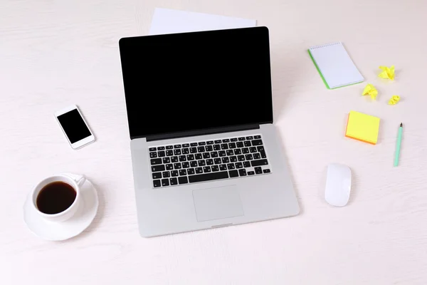 Büroarbeitsplatz mit offenem Laptop auf Holztisch — Stockfoto