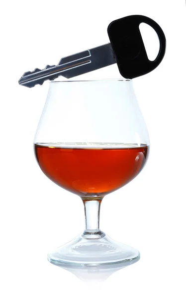 Compoziție cu cheie de mașină și sticlă de alcool dur izolat pe alb — Fotografie, imagine de stoc