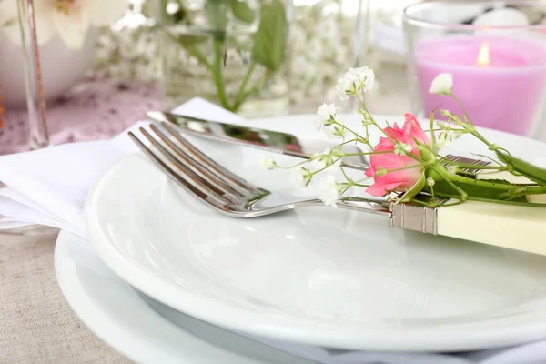 Table setting with spring flowers close up — Stock Photo, Image