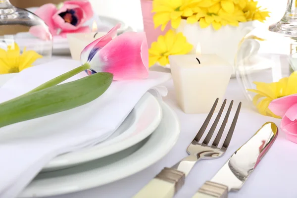 Ajuste de mesa con flores de primavera de cerca —  Fotos de Stock