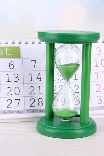 Hourglass and calendar close-up — Stock Photo, Image