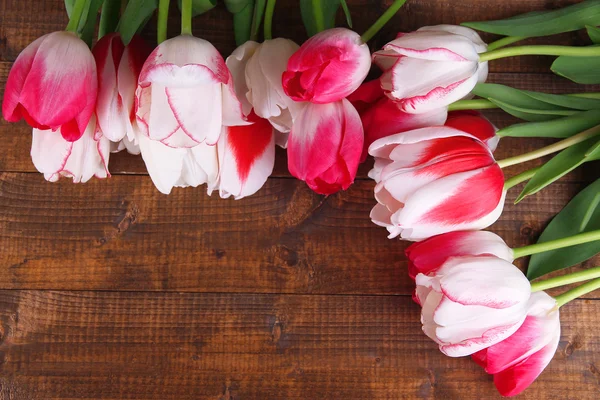 Bei tulipani su sfondo di legno a colori — Foto Stock