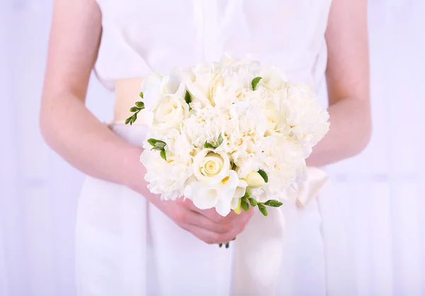 Женские руки с красивым свадебным букетом — стоковое фото