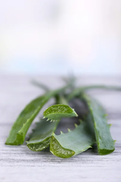 Liści świeżego aloesu zielony na drewnianym stole — Zdjęcie stockowe