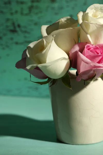 緑の背景の上にカップで美しいバラの花 — ストック写真