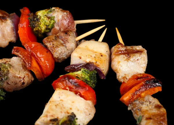 Fläsk kebab på svart bakgrund — Stockfoto