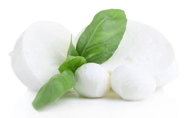 Fesleğenli üzerinde beyaz izole lezzetli Mozzarella peyniri — Stok fotoğraf