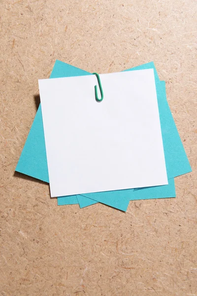 Prázdné listy papíru na dřevěné pozadí — Stock fotografie