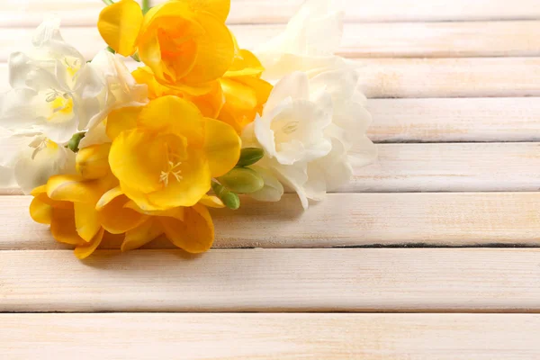 Freesia όμορφα λουλούδια, στο ξύλινο τραπέζι — Φωτογραφία Αρχείου