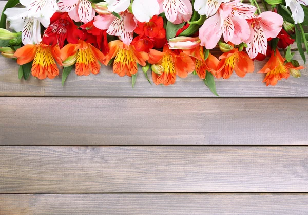 Schöne Alstroemeria-Blumen auf Holztisch — Stockfoto