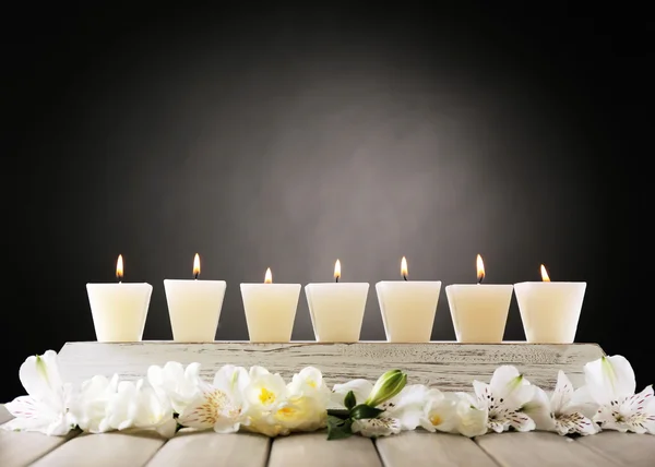 Belas velas com flores no fundo de madeira — Fotografia de Stock