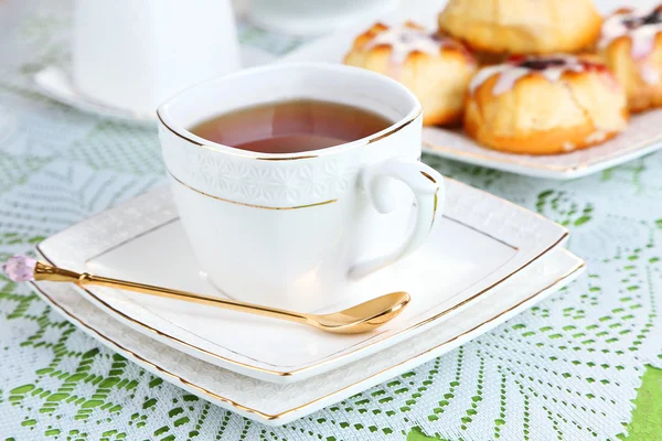 Tazza di tè con pasticcini dolci sul tavolo primo piano — Foto Stock