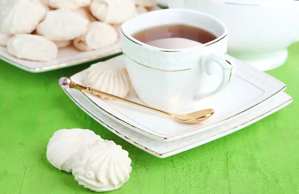 Tasse de thé avec meringues sur la table close-up — Photo