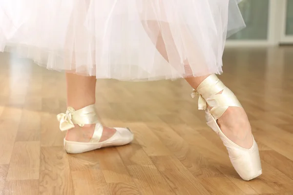 Pernas de bailarina em pointes no salão de dança — Fotografia de Stock