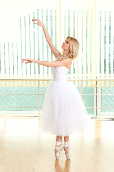 Hermosa balerina bailando en clase de ballet — Foto de Stock