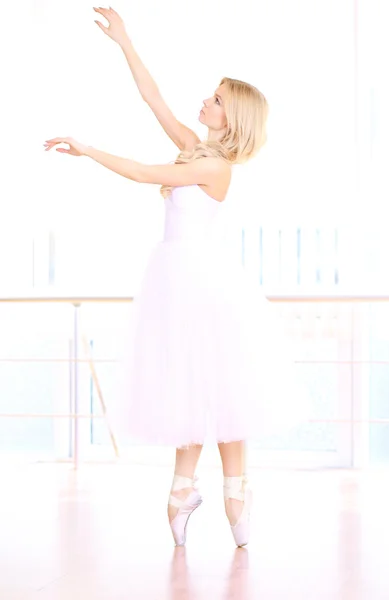 Красивая балерина танцует в балетном классе — стоковое фото
