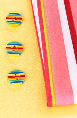 dikiş aksesuarları ve kumaş yakın çekim