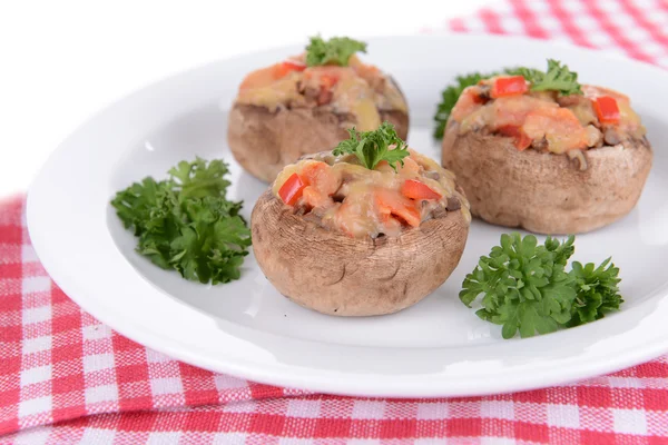 Las setas rellenas en el plato a la mesa el primer plano — Foto de Stock