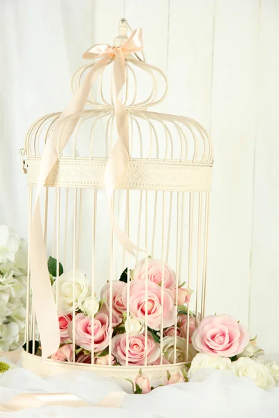 Prachtige decoratieve kooi met mooie bloemen — Stockfoto