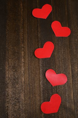 Tahta arka planda kağıt kalpler