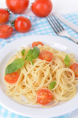 leziz spagetti domates plaka üzerinde tablo yakın çekim