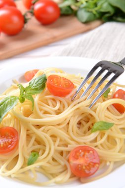 leziz spagetti domates plaka üzerinde tablo yakın çekim