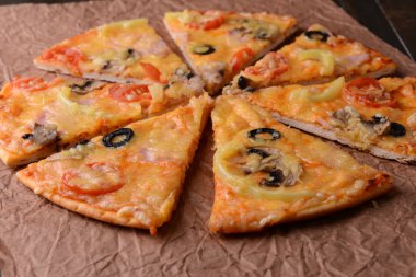 lezzetli pizza üzerinde tablo yakın çekim