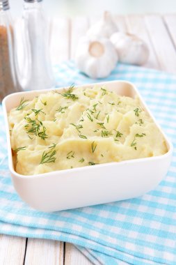 lezzetli patates püresi ile kase üzerinde tablo yakın çekim yeşil