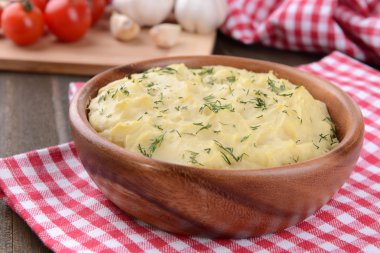 lezzetli patates püresi ile kase üzerinde tablo yakın çekim yeşil