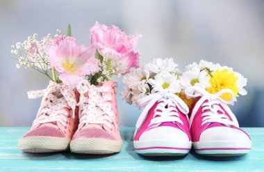 parlak zemin üzerine ahşap tablo çiçekli güzel lastikbotlar