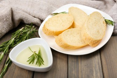 Zeytinyağlı taze ekmek ve ahşap masada biberiye.