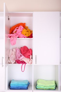 Beyaz renkli giysiler raflara yakın çekim