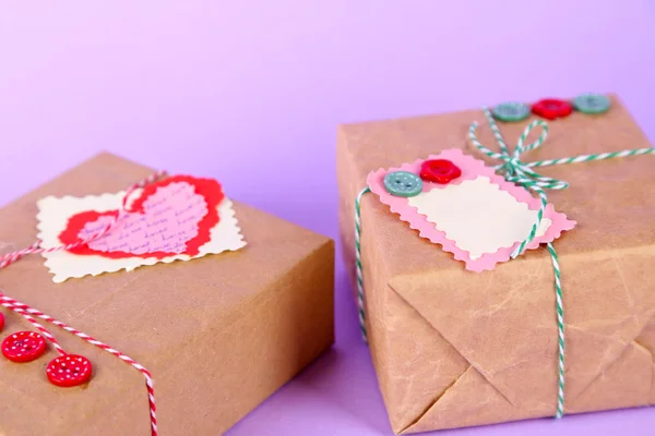 Papier-Geschenk-Boxen auf farbigem Hintergrund — Stockfoto