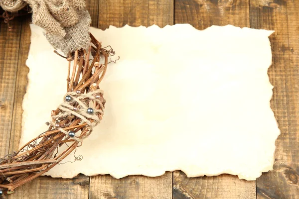 Folha de papel velha e bela grinalda rústica, em fundo de madeira — Fotografia de Stock