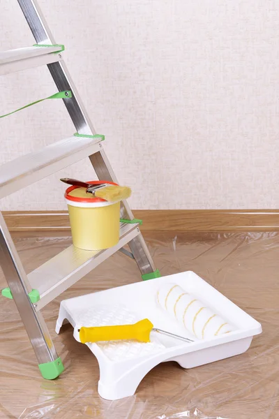 Escalera de metal y pintura en la habitación — Foto de Stock