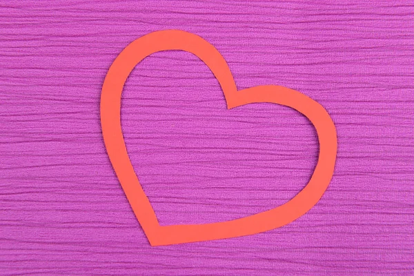 Бумажное сердце на фиолетовом фоне — стоковое фото