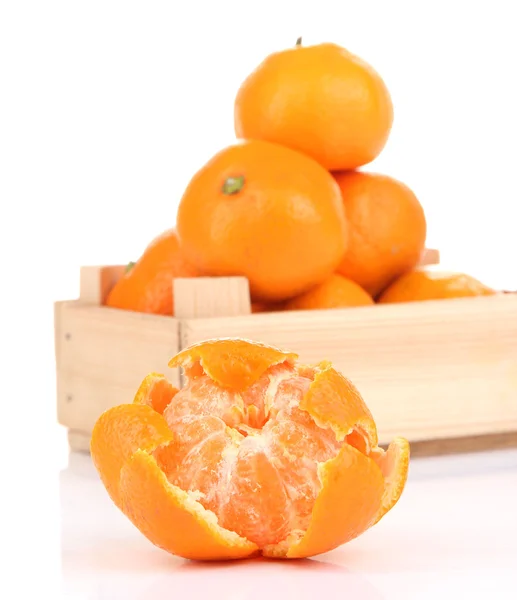 Rijpe zoete mandarijnen in houten doos, geïsoleerd op wit — Stockfoto
