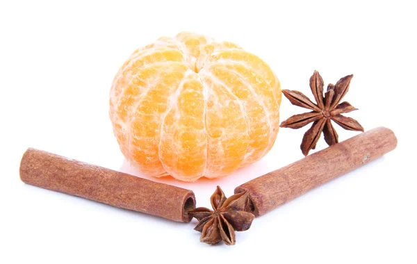 成熟的甜橘和香料，孤立的白色衬底上 — 图库照片