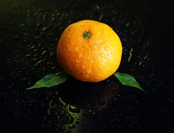 Mandarina dulce madura, sobre fondo de color oscuro — Foto de Stock