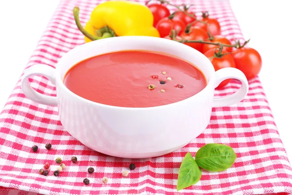 Soupe de tomates et de légumes savoureux, isolé sur blanc — Photo