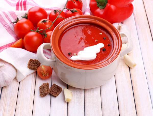 Gustosa zuppa di pomodoro e verdure sul tavolo di legno — Foto Stock