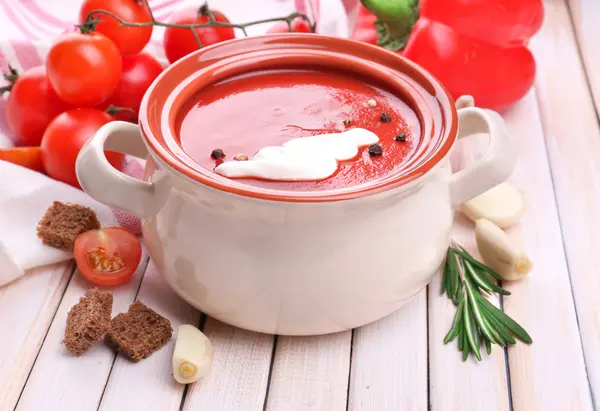 Gustosa zuppa di pomodoro e verdure sul tavolo di legno — Foto Stock