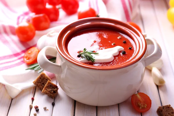 Smakfull tomatsuppe og grønnsaker på trebord – stockfoto