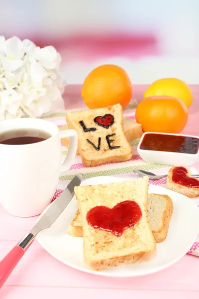Výborný toast s marmeládou a čaj na tabulka detail — Stock fotografie