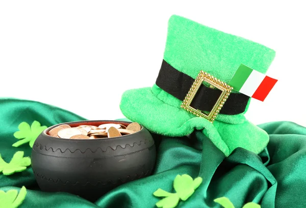 Sombrero de San Patricio, bote de monedas de oro y bandera irlandesa, aislado sobre blanco — Foto de Stock