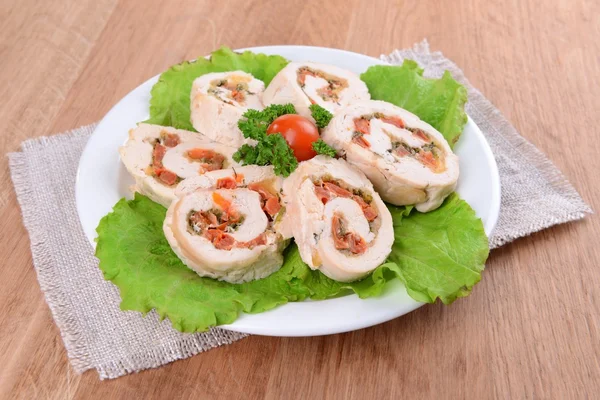 Delizioso rotolo di pollo sul piatto primo piano sul tavolo — Foto Stock