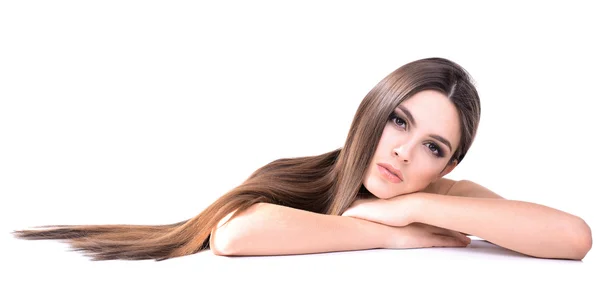Красивая молодая женщина с длинными волосами изолированы на белом — стоковое фото