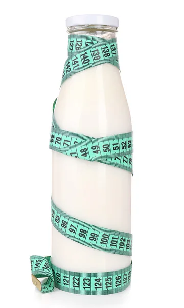 Botella de leche con cinta métrica aislada en blanco — Foto de Stock