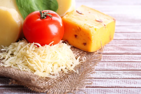 Ahşap zemin üzerinde farklı İtalyan peyniri — Stok fotoğraf